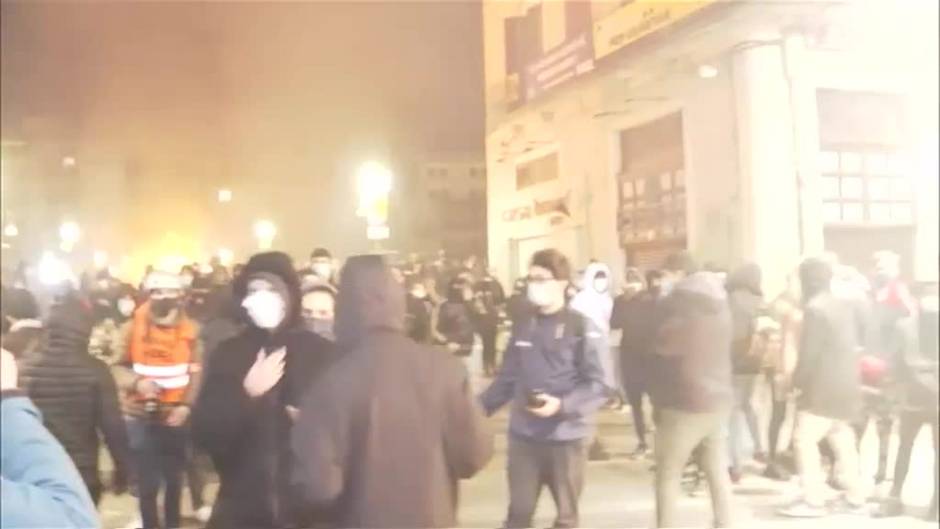 Los más violentos destrozan tres sucursales bancarias en Girona en una nueva noche de protestas