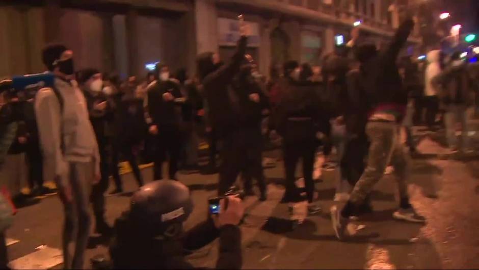 Unas 400 personas protestan en Barcelona contra los antidisturbios y por Hasel