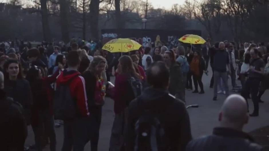 Fiestas multitudinarias al aire libre de jóvenes sin mascarillas en Países Bajos y Bélgica