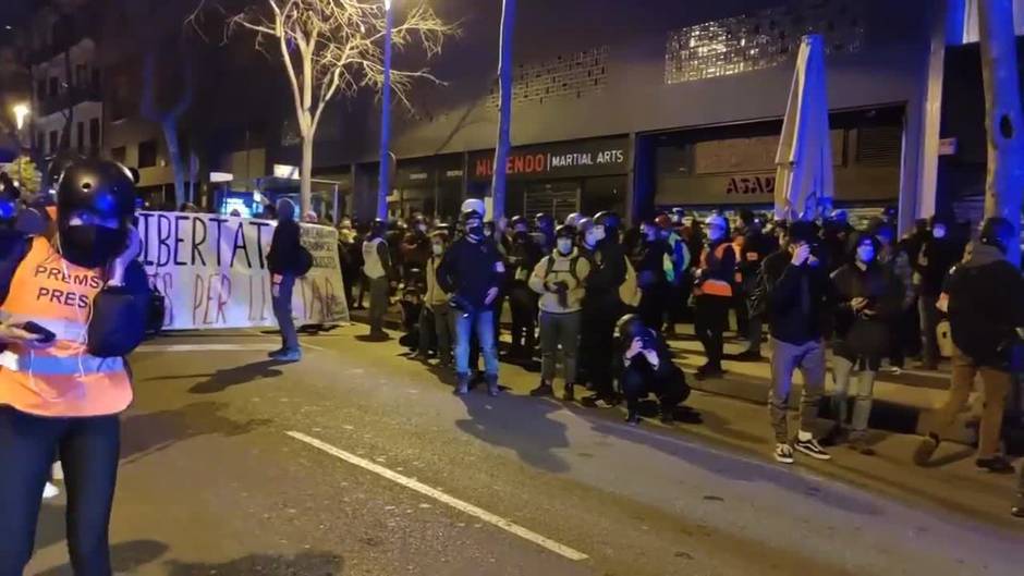 Unos 500 manifestantes en Barcelona claman a favor de Hasel y lanzan objetos a los Mossos