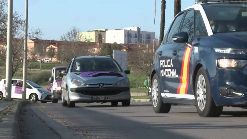 Decenas de coches reivindican el 8M en Mérida