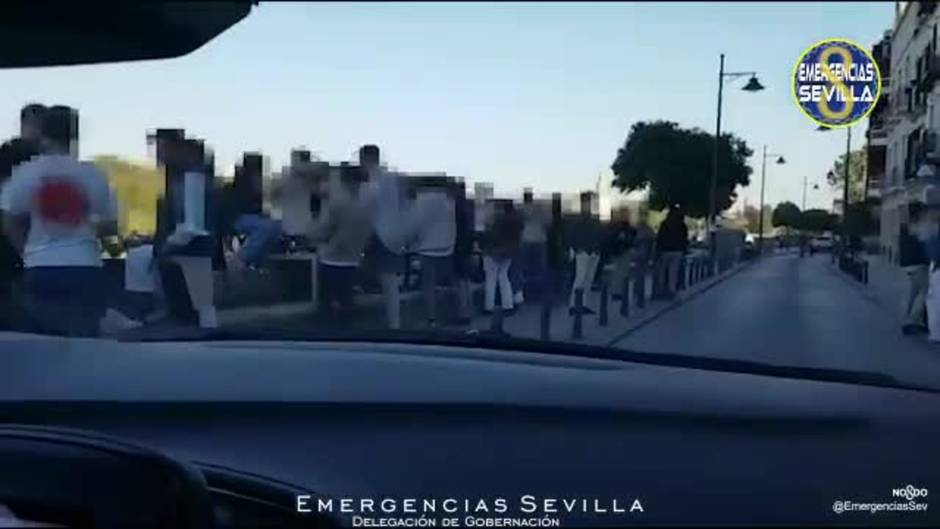 Precintan un bar de la calle Betis con 80 personas dentro