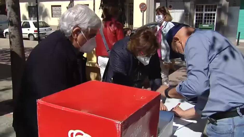 Los militantes socialistas votan el apoyo a la moción de censura en Murcia