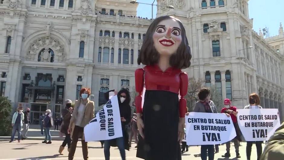 El 'ninot' de Ayuso aparece en las reivindicaciones de Marea Blanca en Madrid
