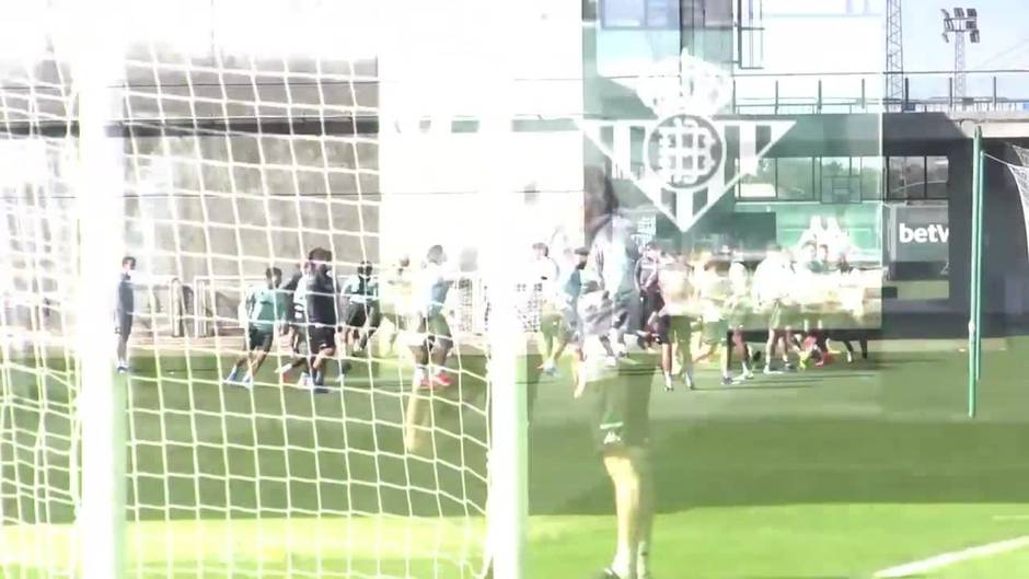 Entrenamiento del Betis con todos los jugadores disponibles