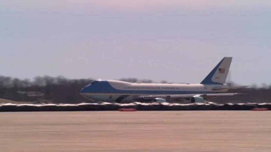 Joe Biden se tropieza tres veces al subir las escaleras del Air Force One