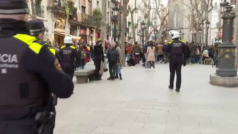 Nueva tarde de aglomeraciones y botellón en el Born a pesar de las restricciones