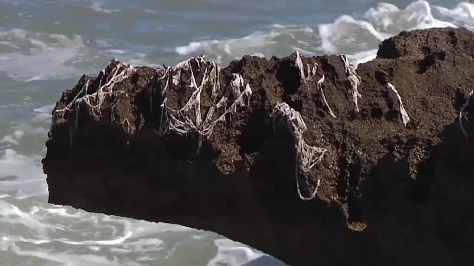 Invasión de toallitas higiénicas en las rocas de Javea