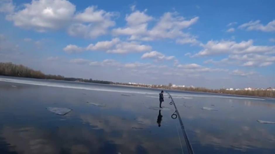 Rescata con una caña a un niño atrapado en un río de Kiev