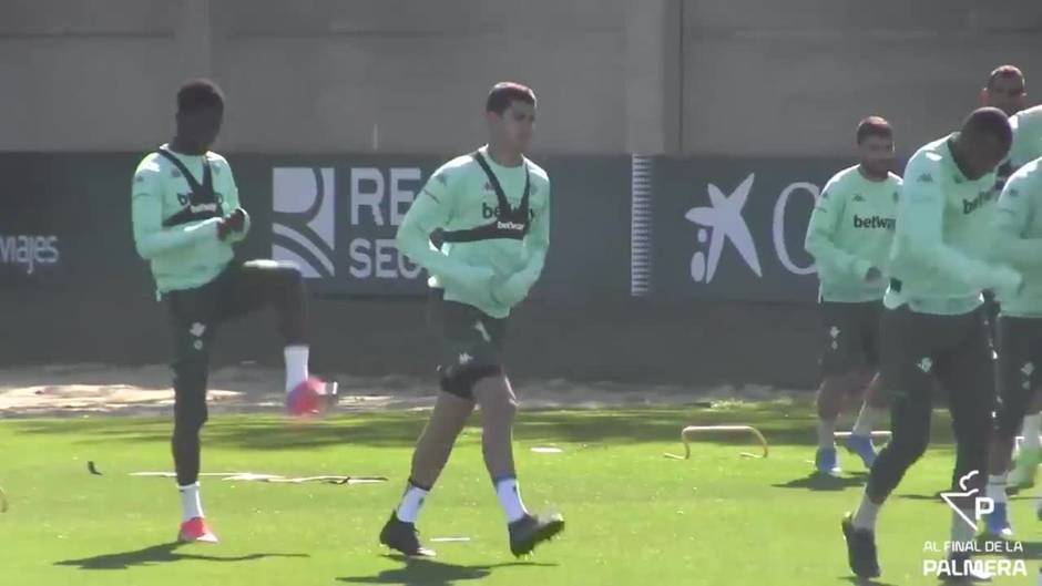 Mandi se entrena con el grupo