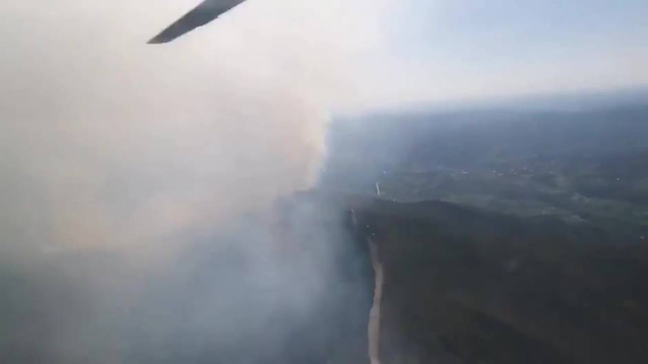 Cuatro helicópteros y tres aviones trabajan en el incendio de Valdepiélago