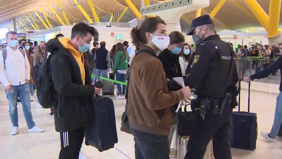 Controles exhaustivos de la Policía en Barajas en el inicio de la Semana Santa