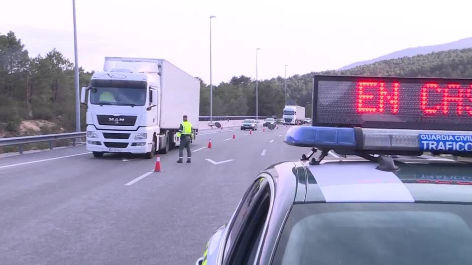 Conductores enseñan sus justificantes a la Guardia Civil en un control en Madrid