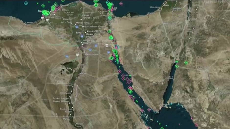 Las imágenes por satélite muestran el atasco de barcos que esperan para cruzar el Canal de Suez