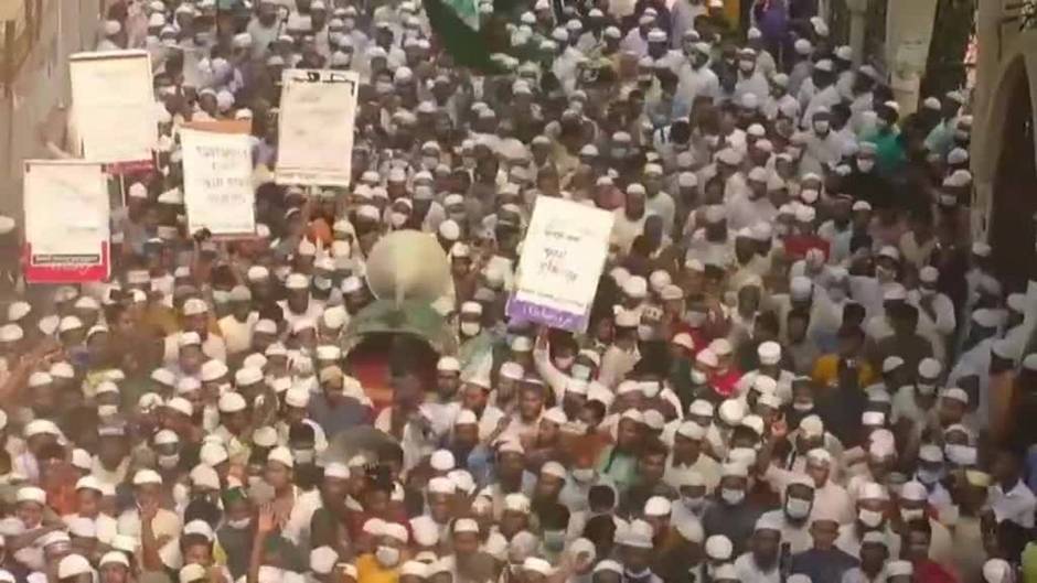 Miles de personas protestan en Bangladesh contra la brutalidad policial