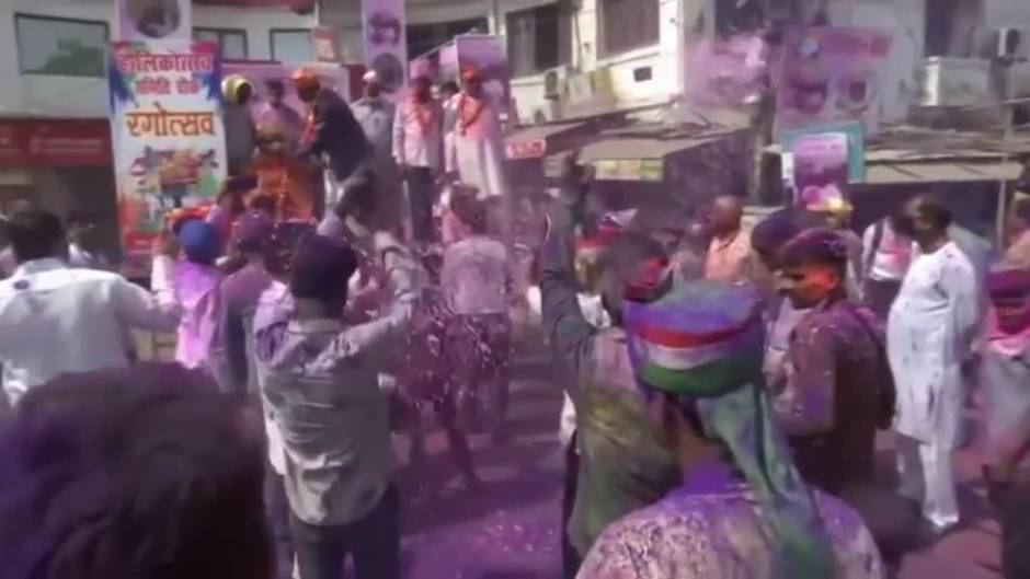 India celebra el colorido Holi, el festival hindú de primavera, a pesar del aumento de casos de COVID