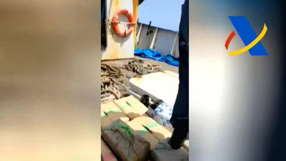 La Guardia Civil intercepta el mayor alijo de hachís de nuestro país a bordo de un pesquero rumbo a Canarias