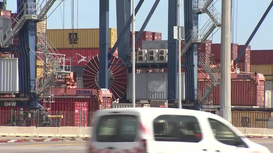 El Port de Barcelona se prepara para la llegada de los buques del canal de Suez