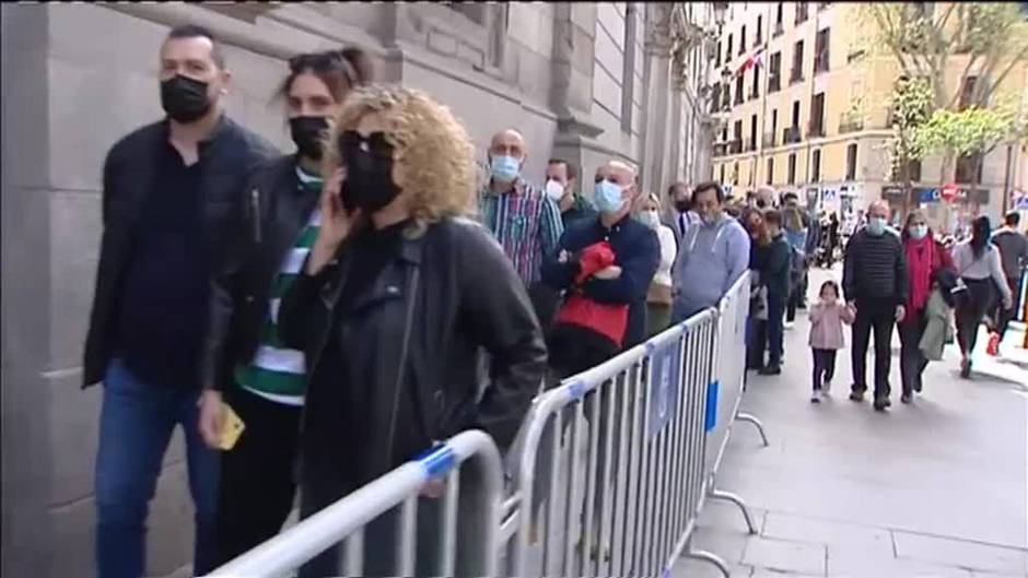 Aglomeraciones y largas colas para ver los pasos de Jueves Santo