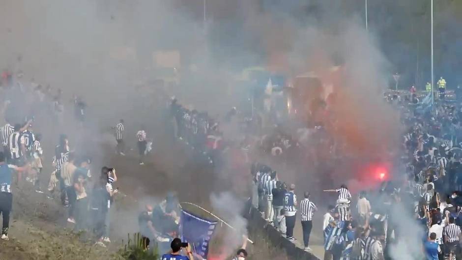 Aficionados despiden a la Real Sociedad sin respetar las distancias