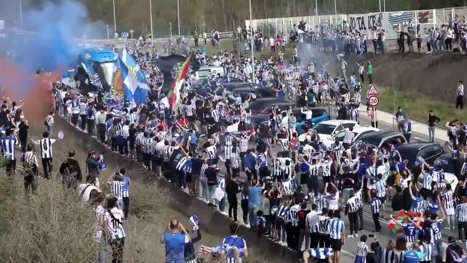 Miles de aficionados despiden a la Real Sociedad sin respetar distancia social