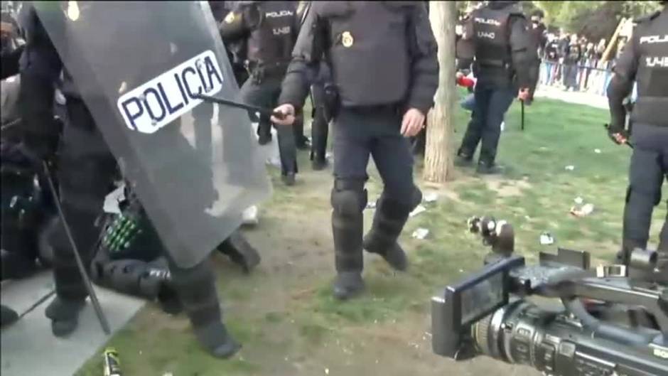 La Policía detiene a varias personas durante el arranque de campaña de VOX en Vallecas