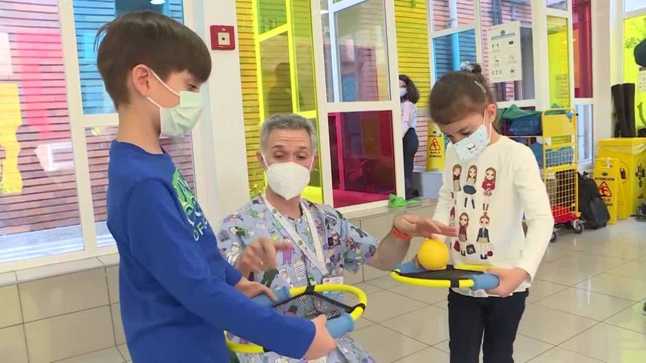 Talleres para niños sin extremidades superiores en el Hospital Niño Jesús