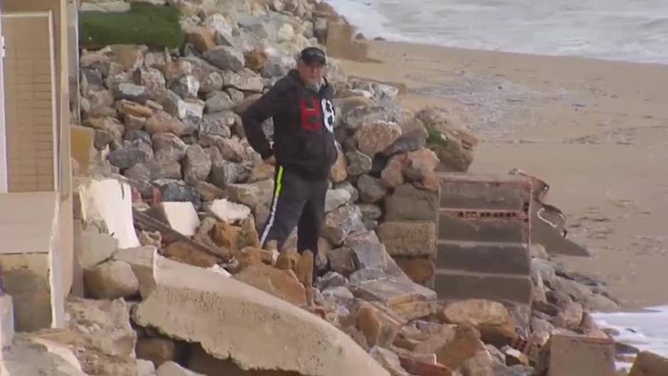 El temporal marítimo engulle una playa de Guardamar del Segura, en Alicante