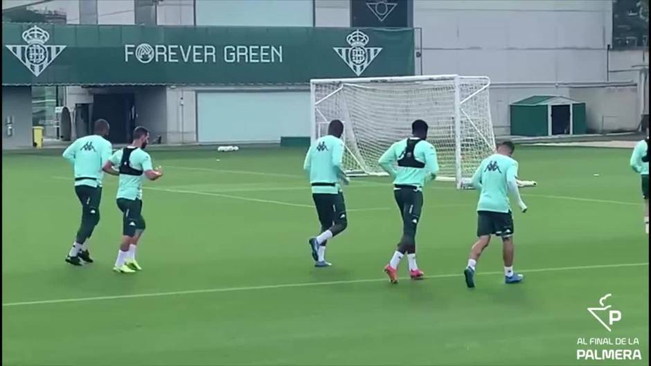 El Betis se entrena en la ciudad deportiva con la novedad de Guardado