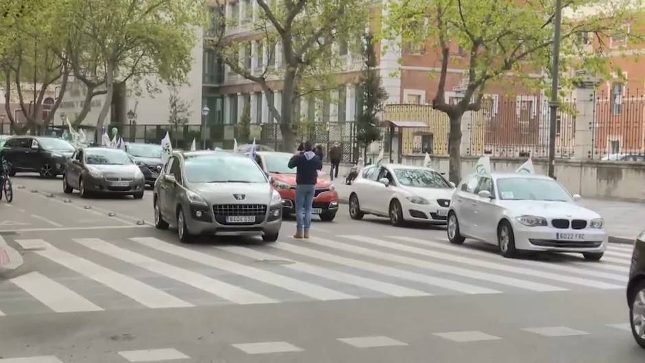 Más de cien vehículos marchan por la equiparación salarial de trabajadores de la Junta