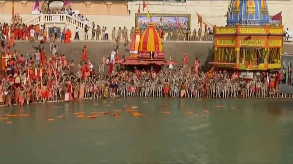 A pesar del COVID-19, cientos de miles de devotos se bañan en el Ganges