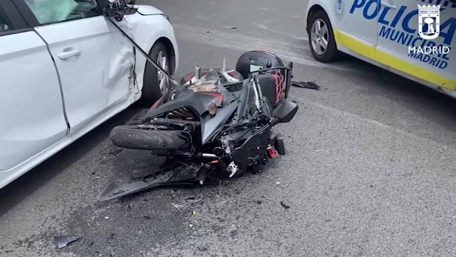 Herido grave un motorista tras embestirle un coche en la Castellana