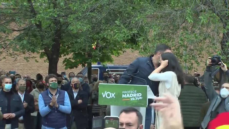 Ayuso ganaría las elecciones al doblar sus escaños y podría gobernar con Vox