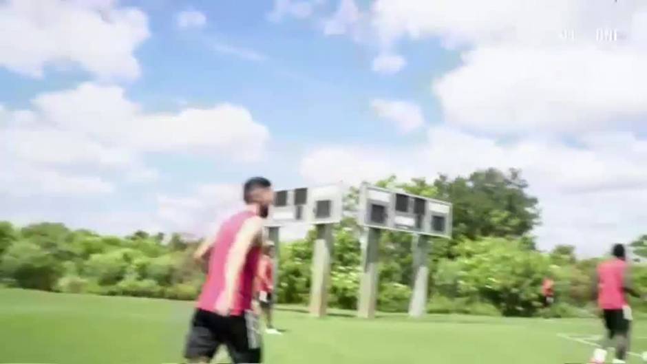 Un aligator sorprende a los jugadores del Club de Fútbol Toronto que posaban en el campo para unas fotos