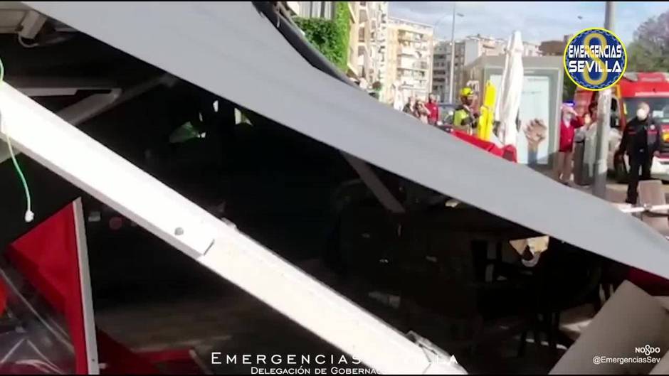 Dos heridos graves tras arrollar un conductor ebrio la terraza de un bar de la calle Santa Fe de Sevilla
