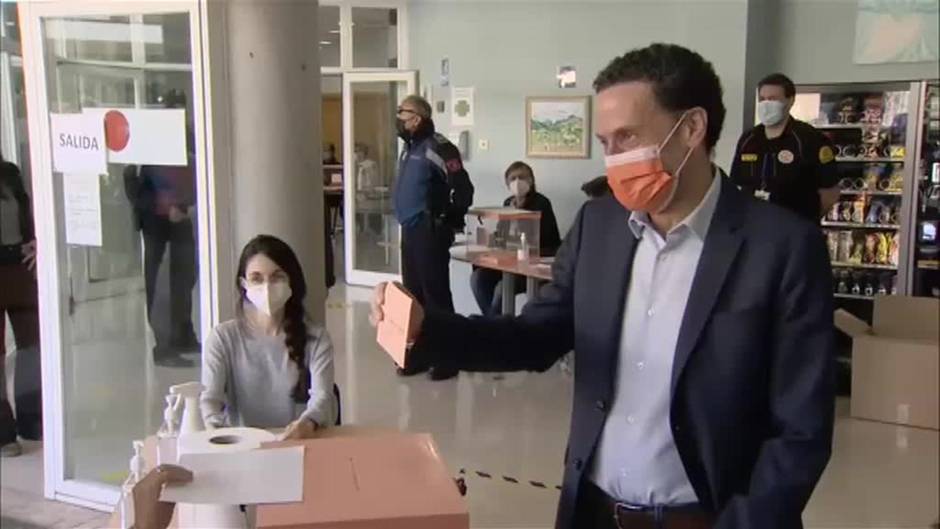 Los candidatos a presidir la Comunidad de Madrid hacen cola para votar en los colegios electorales