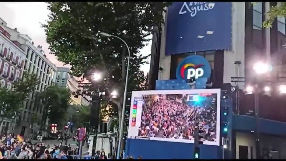 Ambiente de celebración en la sede del PP en Genova