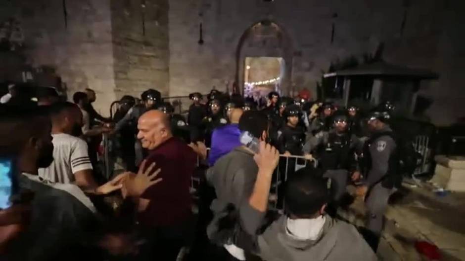 Al menos 200 heridos en los disturbios en la mezquita Al-Aqsa en Jerusalén