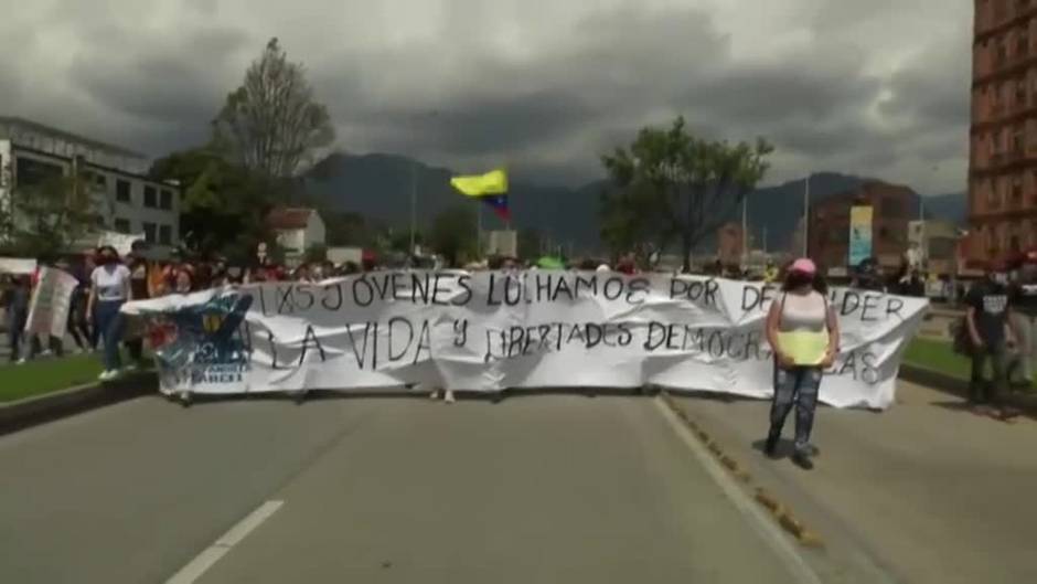 Prosiguen las protestas sociales en Colombia dejando ya 27 muertos oficiales