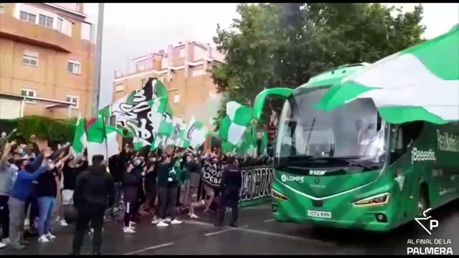 Aficionados del Betis reciben al autocar del equipo antes de jugar ante el Granada