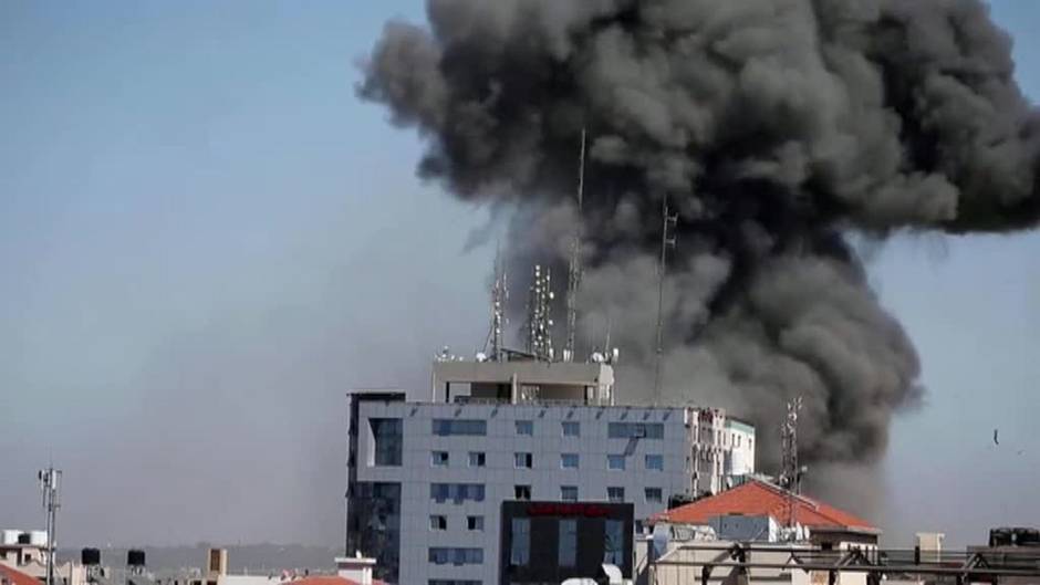 El Ejército israelí destruye un edificio en Gaza que albergaba las oficinas de varios medios internacionales