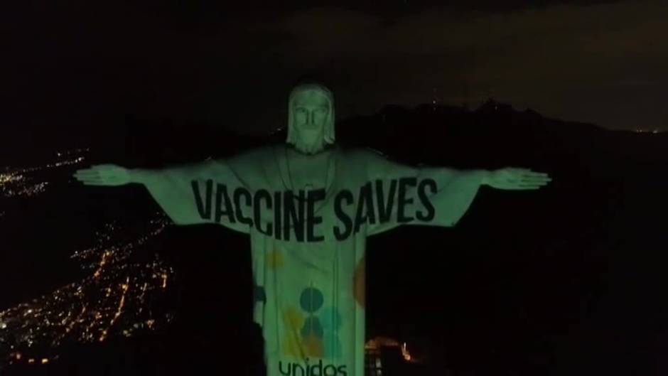 El Cristo redentor se ilumina para pedir el reparto equitativo de las vacunas en el mundo