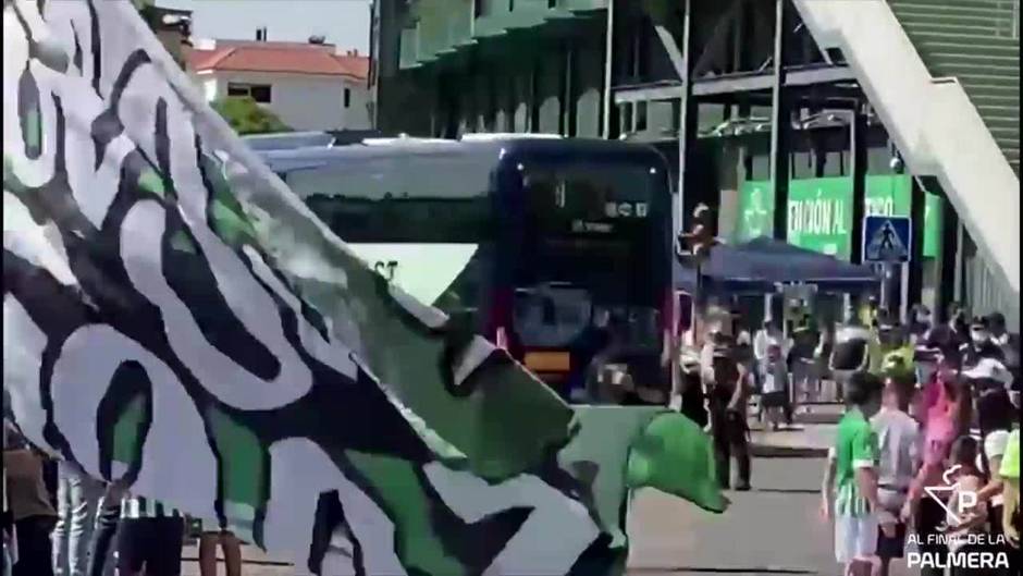 Recibimiento al autobús del Betis antes del partido contra el Huesca