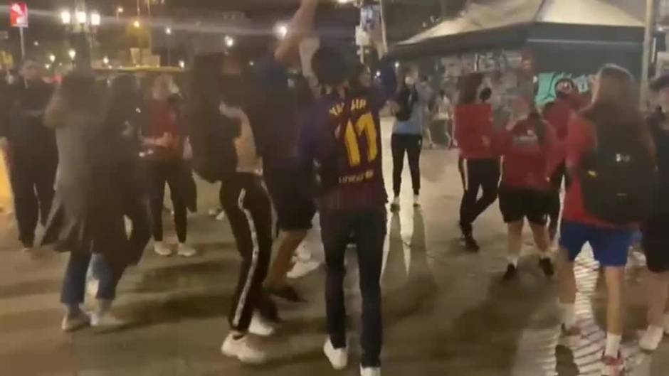 Decenas de jóvenes celebran en Canaletas la victoria del Barça femenino en la Champions