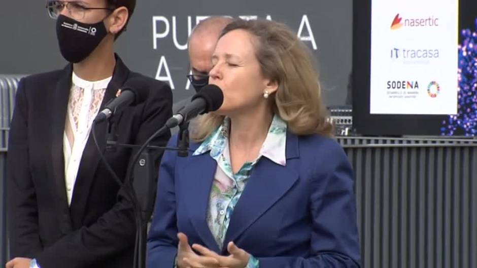 La ministra de Economía pide a los ejecutivos de la banca mantener una "enorme responsabilidad" en sus salarios