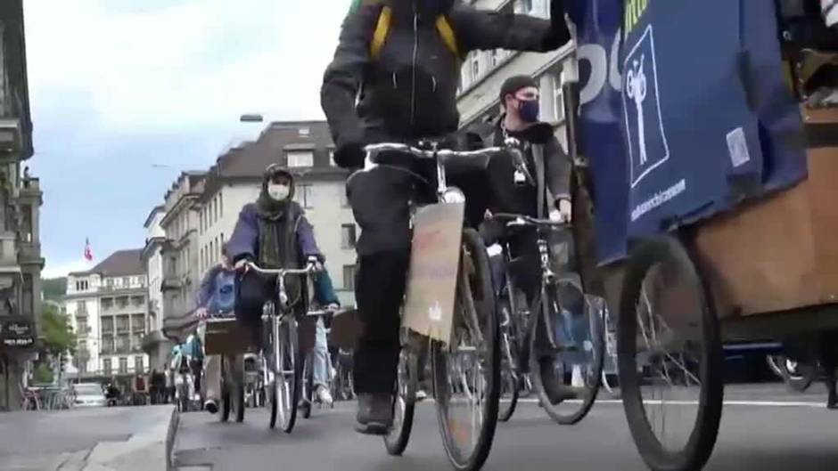 Cientos de ciclistas marchan en Zurich contra el cambio climático