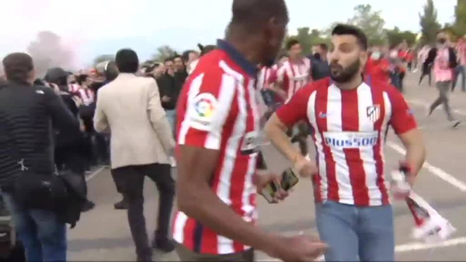 Varios jugadores del Atlético celebran con los aficionados el título en las inmediaciones del Zorrilla