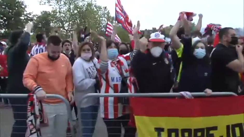 Locura de los aficionados del Atlético en las inmediaciones del José Zorrilla