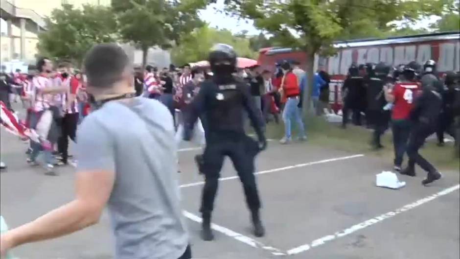 Los jugadores del Atlético de Madrid rompen el cordón policial al querer celebrar el título con los aficionados en Valladolid