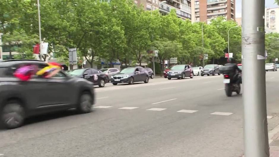 Aficionados rojiblancos celebran La Liga con una caravana en coche por Madrid